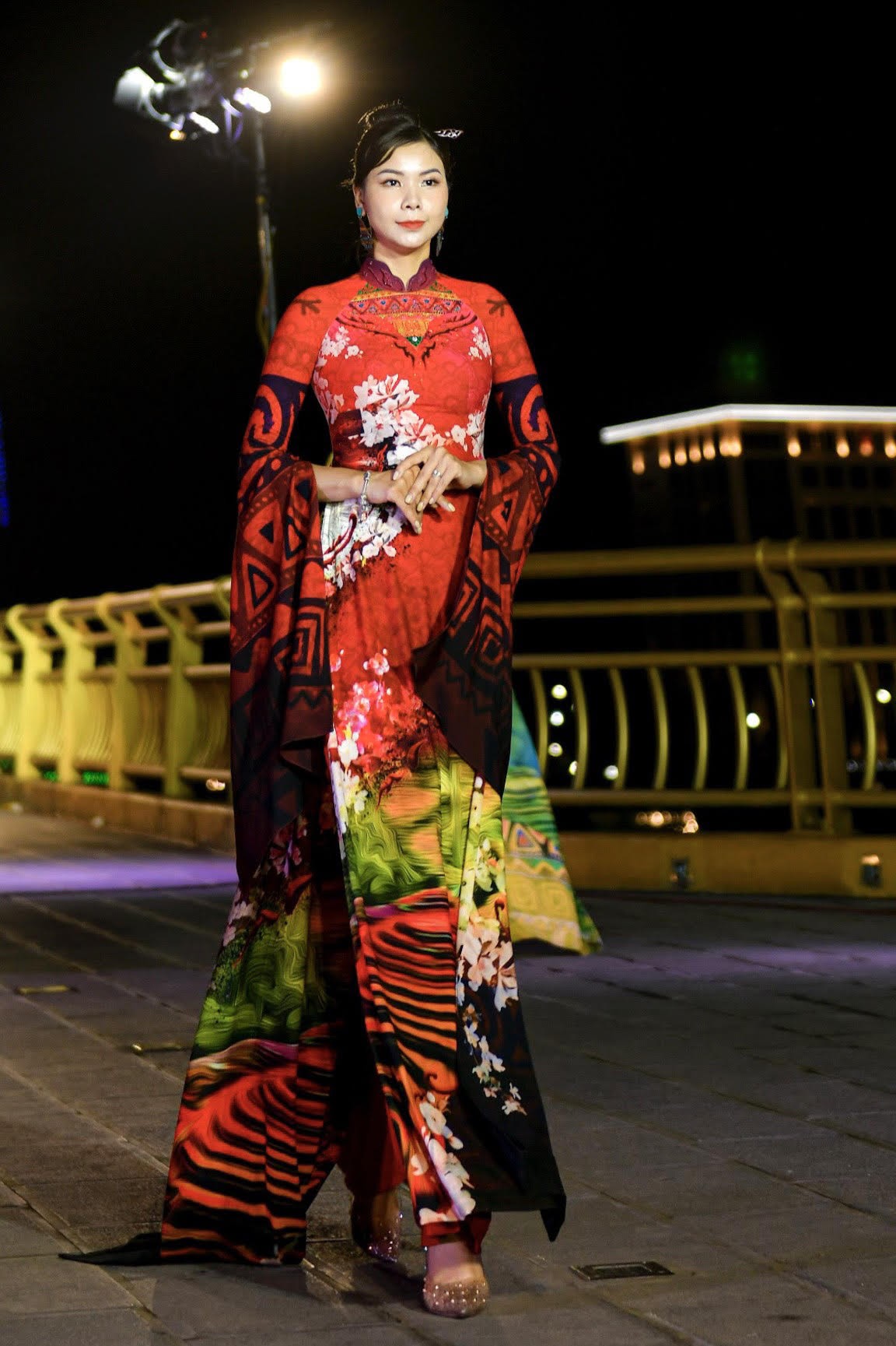 'Linh thiêng nguồn cội' – Bộ sưu tập áo dài 'kể' câu chuyện văn hóa Việt 'Linh thiêng nguồn cội' – Bộ sưu tập áo dài 'kể' câu chuyện văn hóa Việt