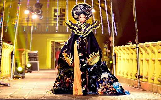 'Linh thiêng nguồn cội' – Bộ sưu tập áo dài 'kể' câu chuyện văn hóa Việt 'Linh thiêng nguồn cội' – Bộ sưu tập áo dài 'kể' câu chuyện văn hóa Việt