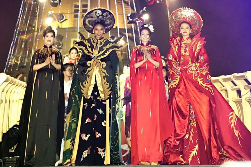 'Linh thiêng nguồn cội' – Bộ sưu tập áo dài 'kể' câu chuyện văn hóa Việt 'Linh thiêng nguồn cội' – Bộ sưu tập áo dài 'kể' câu chuyện văn hóa Việt