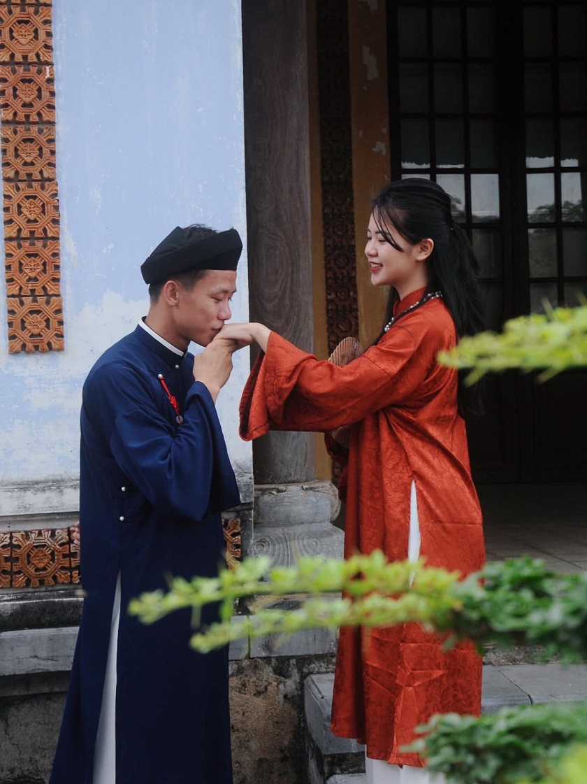 Kể từ khi chia tay Viettel để trở về khoác áo đội bóng quê hương SLNA cuối mùa giải 2021, trung vệ 30 tuổi có nhiều thời gian ở bên vợ con hơn.