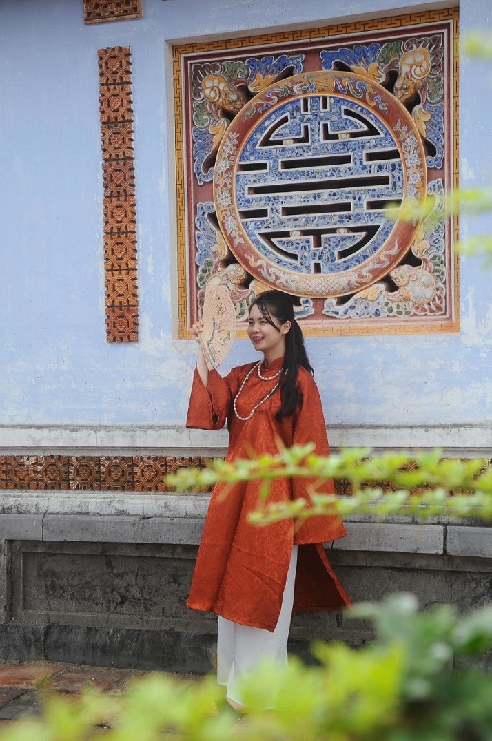 Vợ chồng trung vệ Quế Ngọc Hải mặc áo dài kiểu xưa, đi guốc mộc thực hiện bộ ảnh tại Đại nội Huế