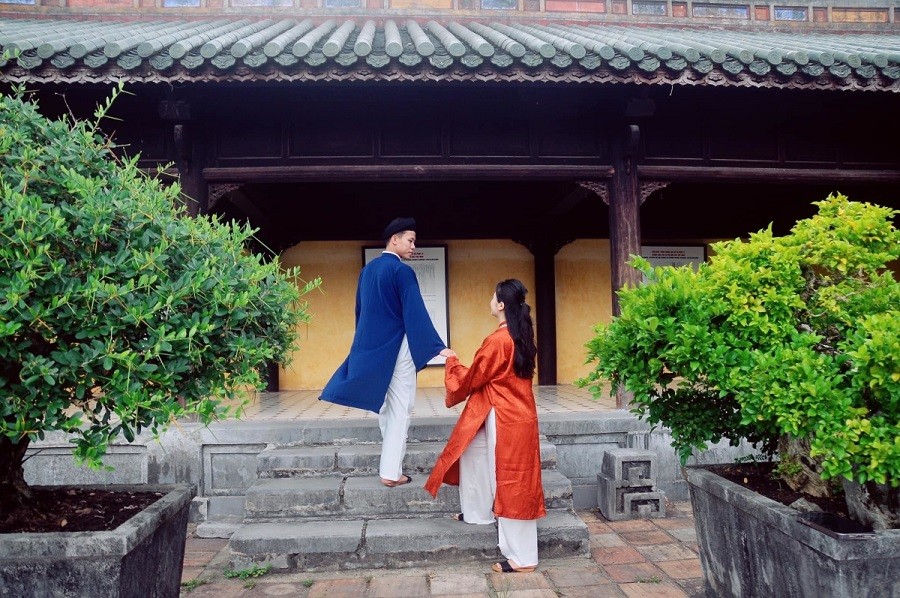 Vợ chồng trung vệ Quế Ngọc Hải mặc áo dài kiểu xưa, đi guốc mộc thực hiện bộ ảnh tại Đại nội Huế