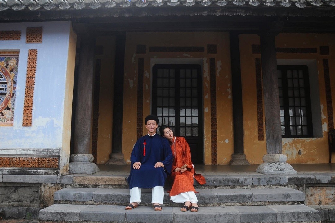 Vợ chồng trung vệ Quế Ngọc Hải mặc áo dài kiểu xưa, đi guốc mộc thực hiện bộ ảnh tại Đại nội Huế