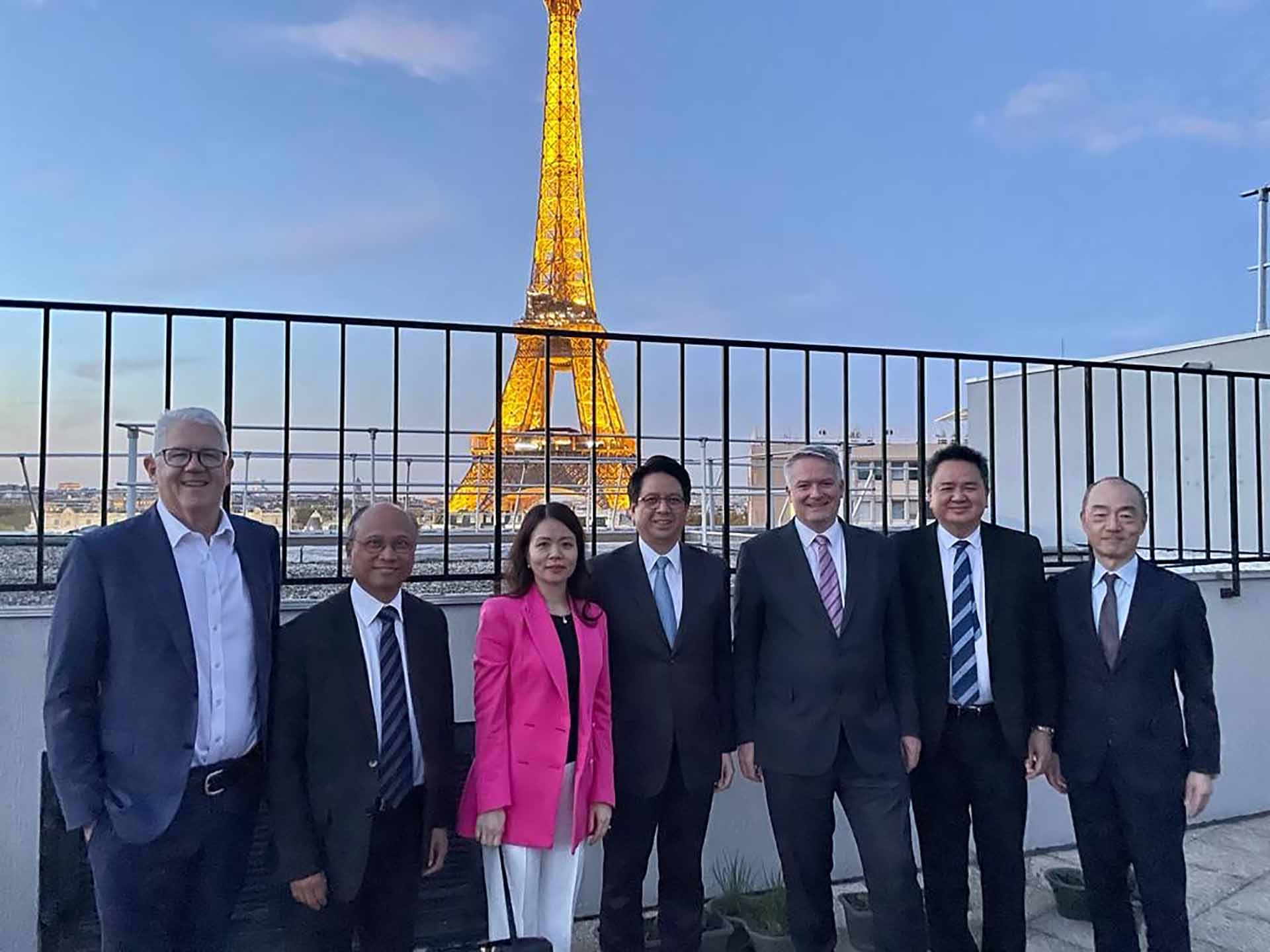 Đại sứ Đinh Toàn Thắng và Trợ lý Bộ trưởng Nguyễn Minh Hằng dự cuộc làm việc giữa các đối tác chủ chốt của chương trình.