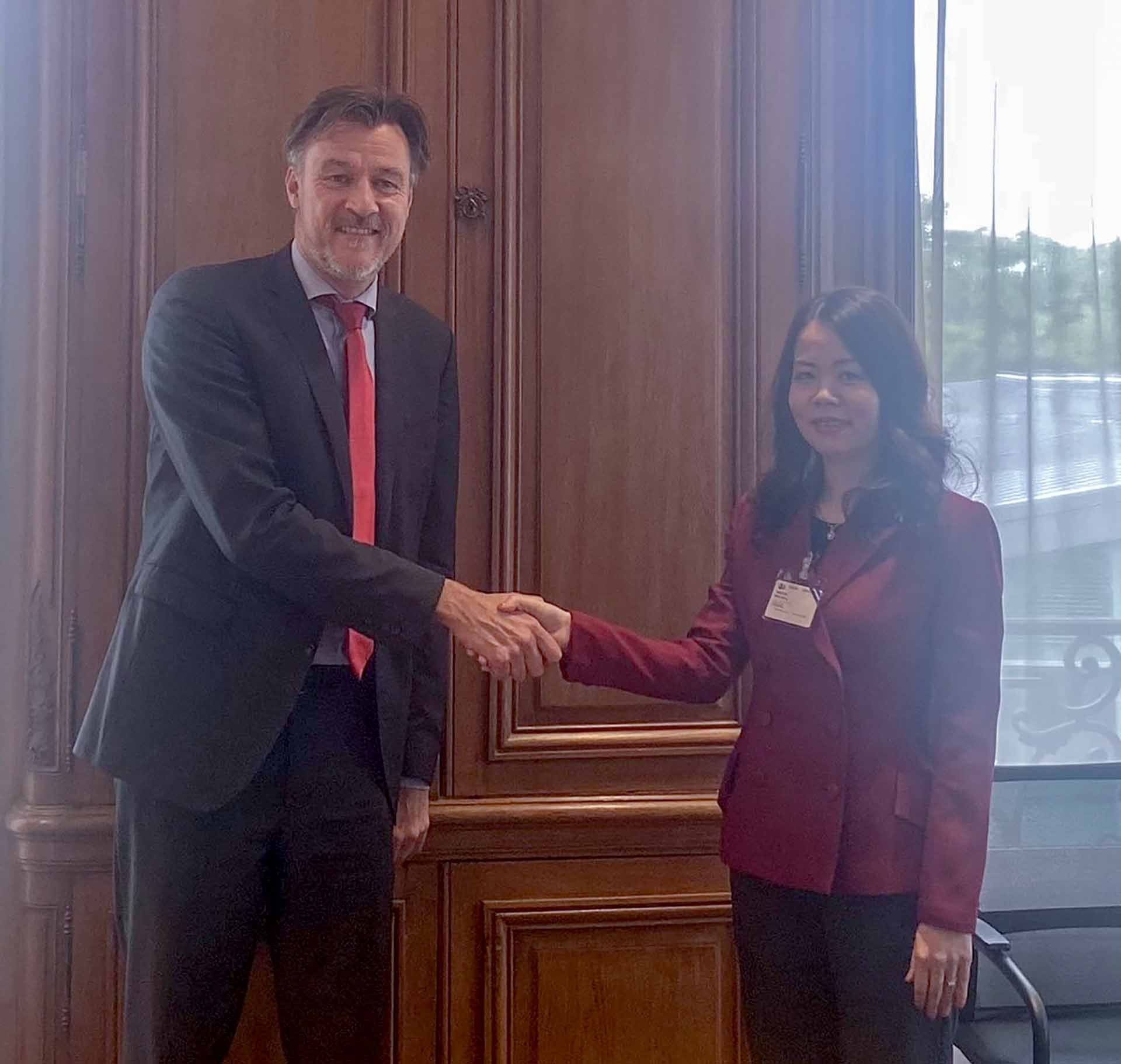 Trợ lý Bộ trưởng Nguyễn Minh Hằng chào xã giao Phó Tổng thư ký OECD Ulrik Vestergaard Knudsen.