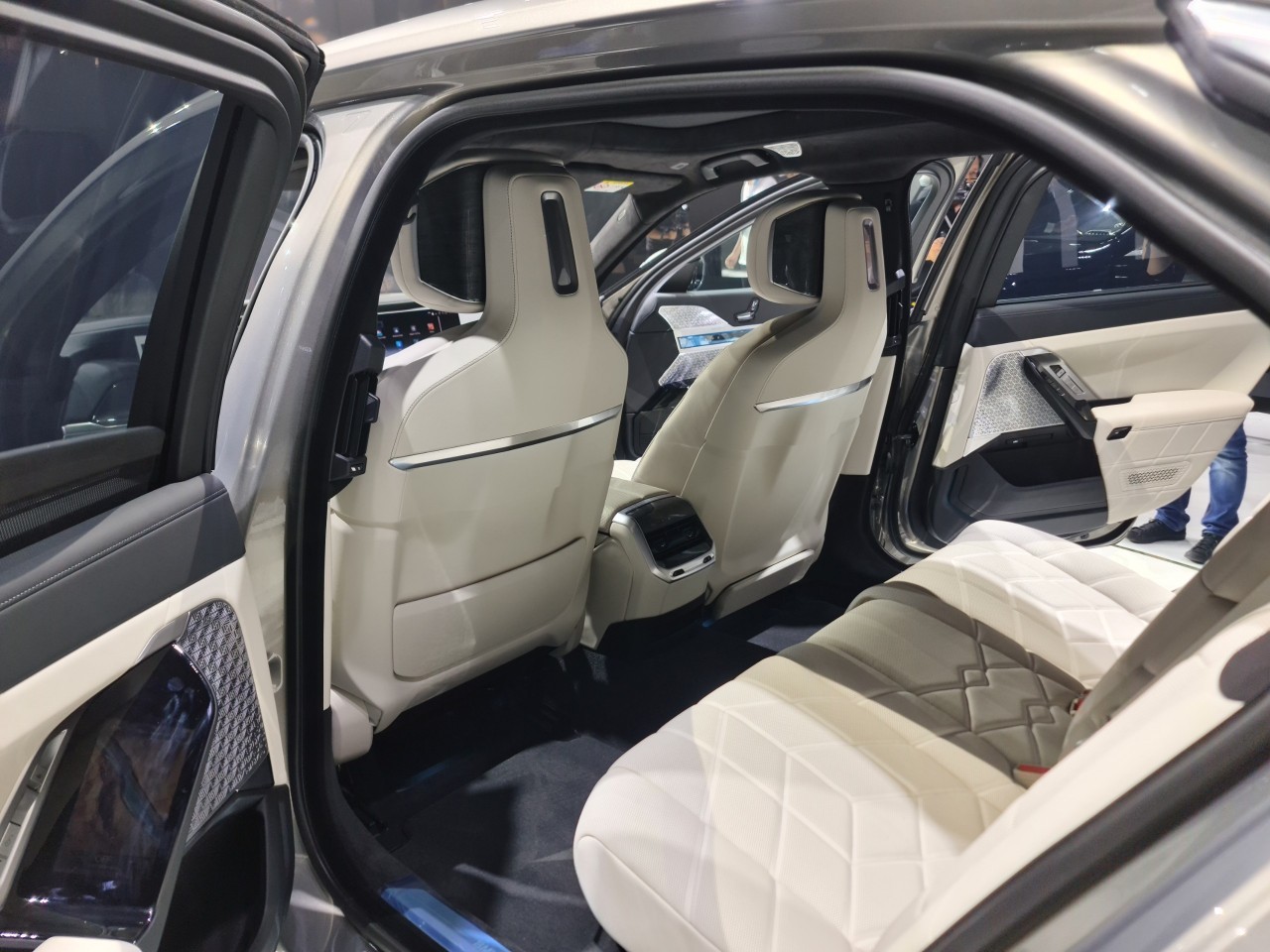 Cận cảnh xe điện BMW i7 ra mắt tại Việt Nam, giá từ 4,8 tỷ đồng