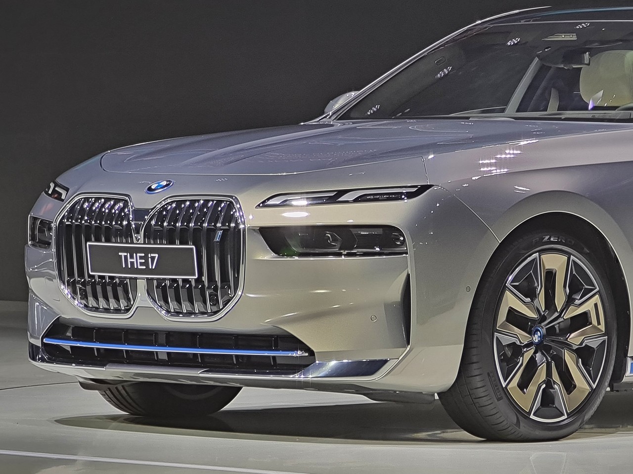 Cận cảnh xe điện BMW i7 ra mắt tại Việt Nam, giá từ 4,8 tỷ đồng