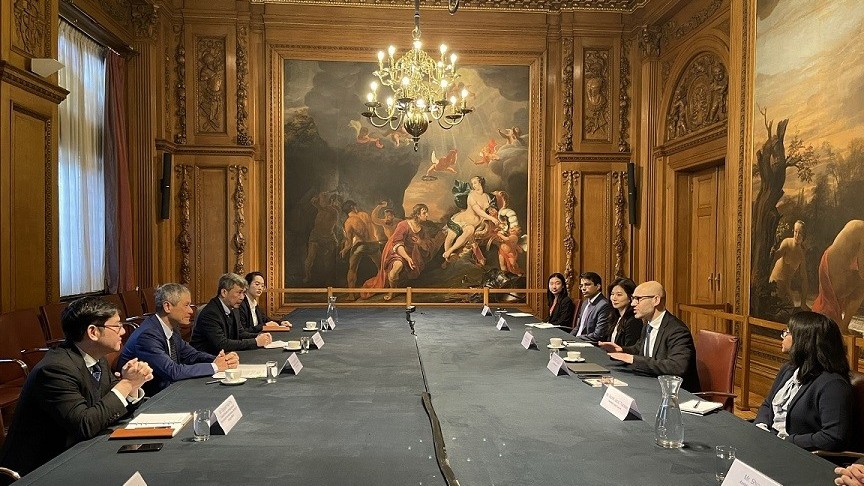 Trợ lý Bộ trưởng Nguyễn Minh Vũ làm việc với Học viện Luật quốc tế La Hay và Toà trọng tài thường trực