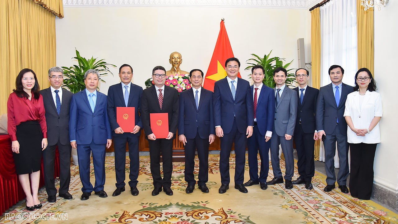 Tham dự buổi lễ trao quyết định có đồng chí Phạm Quang Hiệu, Thứ trưởng Ngoại giao; đồng chí Nguyễn Đắc Thành, Phó Bí thư Thường trực Đảng ủy Bộ; đồng chí Trần Ngọc An, Vụ trưởng Vụ Tổ chức cán bộ và thủ trưởng các đơn vị có liên quan của Bộ Ngoại giao.