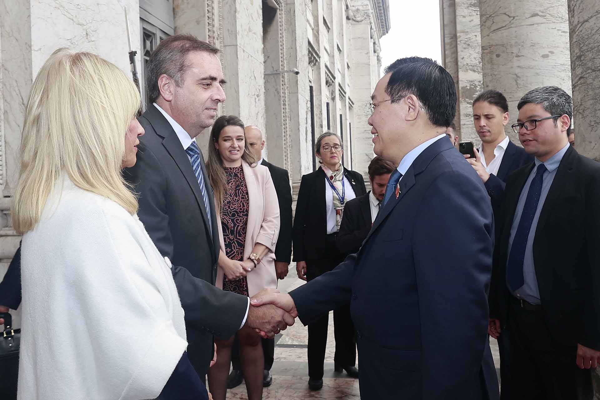 Chủ tịch Thượng viện Beatriz Argimon và Chủ tịch Hạ viện Sebastian Andujar đón Chủ tịch Quốc hội Vương Đình Huệ. (Nguồn: TTXVN)