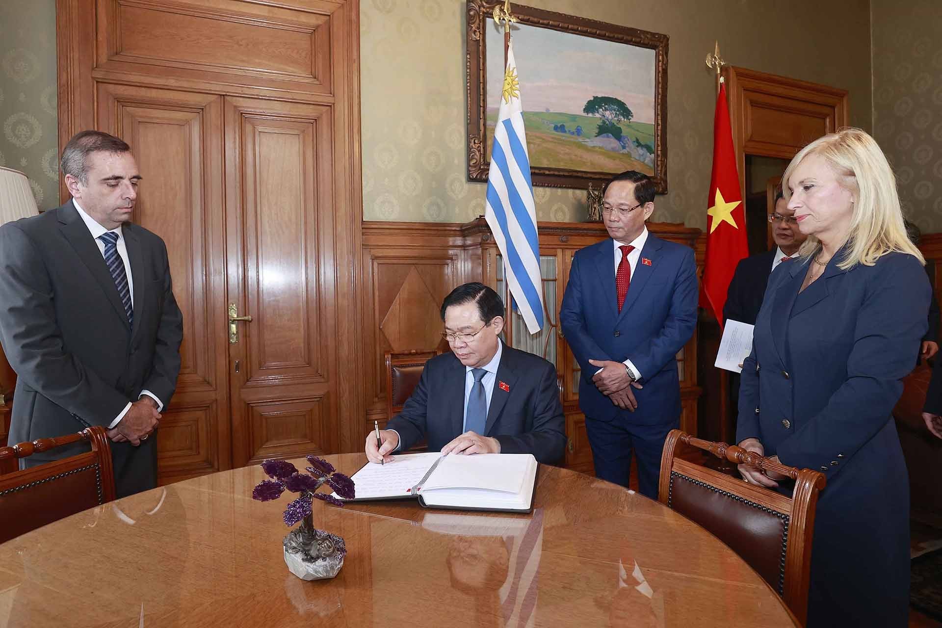 Chủ tịch Quốc hội Vương Đình Huệ hội đàm với Chủ tịch Thượng viện và Hạ viện Đông Uruguay