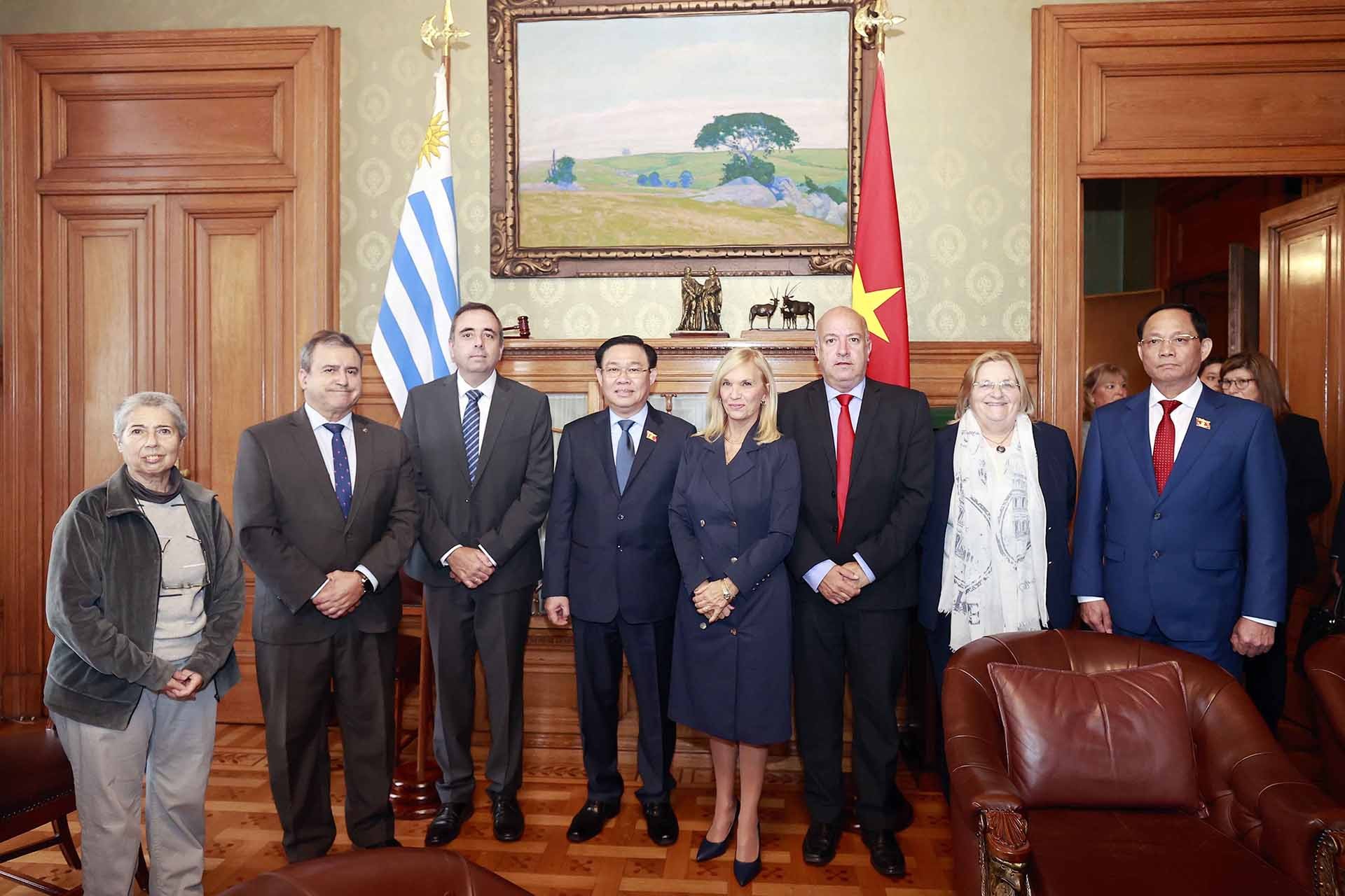 Chủ tịch Quốc hội Vương Đình Huệ hội đàm với Chủ tịch Thượng viện và Hạ viện Đông Uruguay