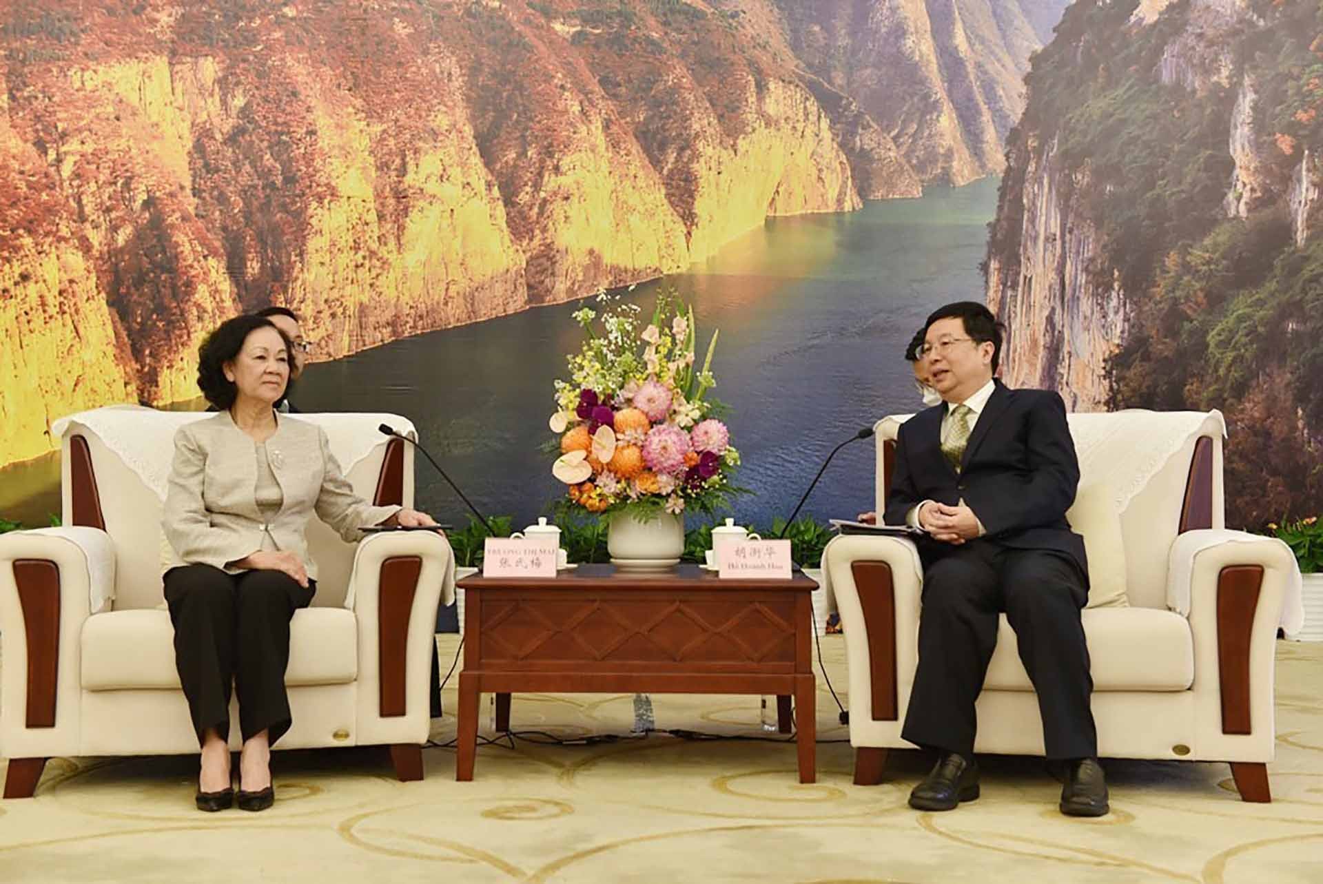 Ủy viên Bộ Chính trị, Thường trực Ban Bí thư, Trưởng ban Tổ chức Trung ương Trương Thị Mai hội kiến với với đồng chí Hồ Hoành Hoa, Ủy viên Trung ương, Phó Bí thư Thành ủy, Thị trưởng Trùng Khánh. (Nguồn: TTXVN)