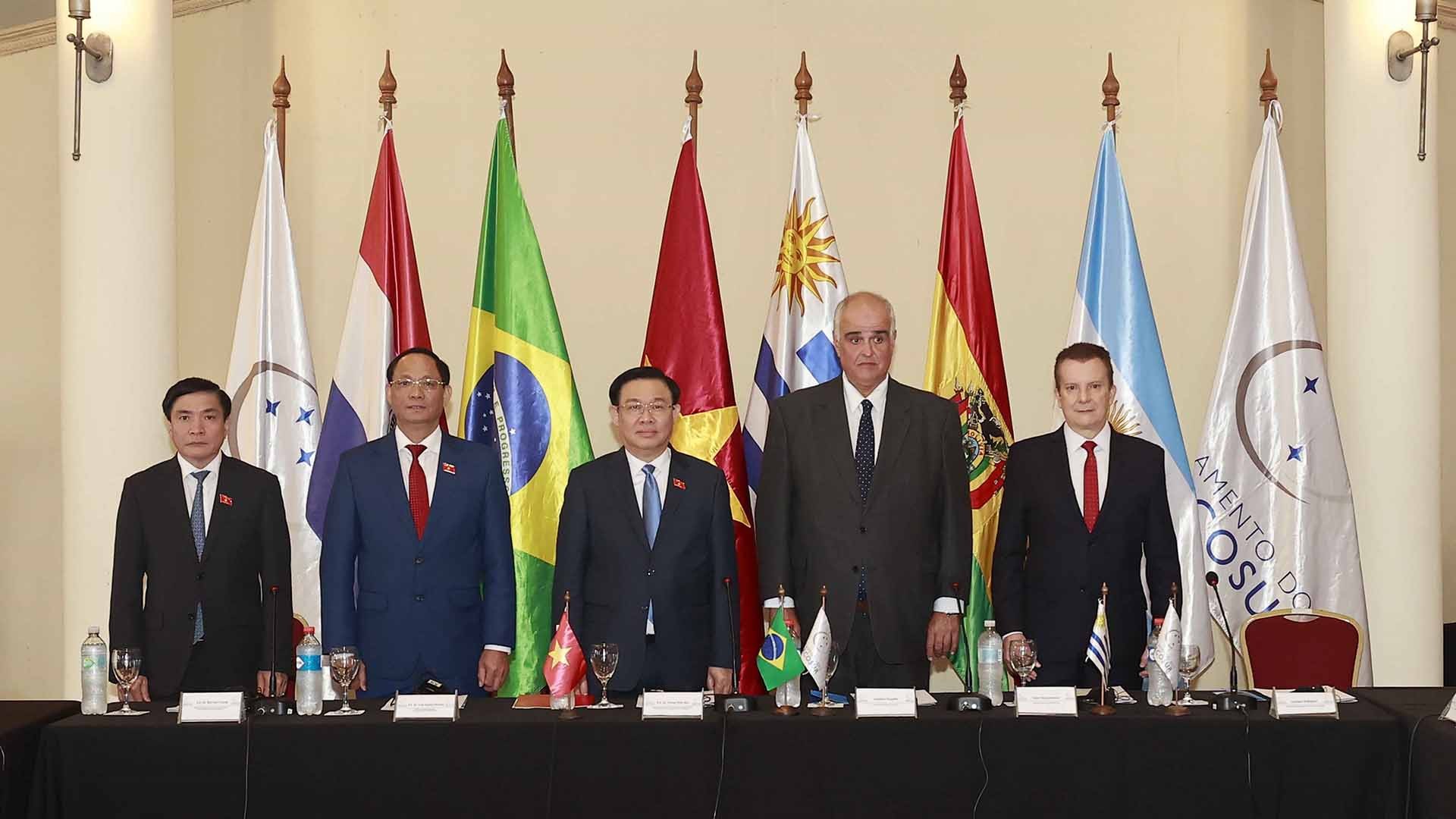 Chủ tịch Quốc hội Vương Đình Huệ và ông Gustavo Penades (bên phải), Chủ tịch Nghị viện MERCOSUR với đại biểu. (Nguồn: TTXVN)