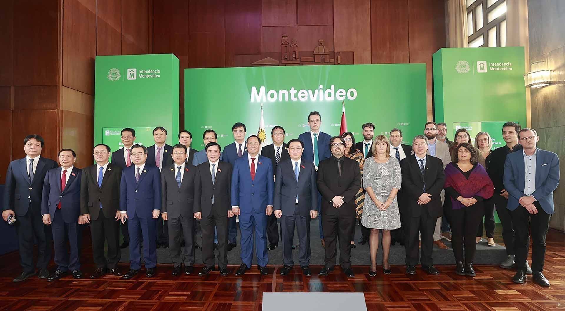 Chủ tịch Quốc hội Vương Đình Huệ với đại biểu. (Nguồn: TTXVN)