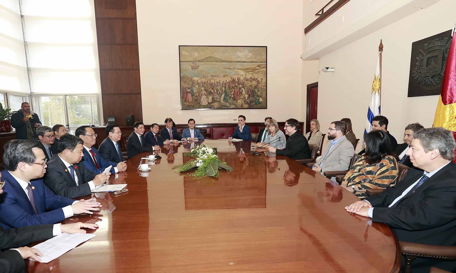 Chủ tịch Quốc hội Vương Đình Huệ tiếp Quyền thị trưởng thành phố Montevideo Mauricio Zunino. (Nguồn: TTXVN)