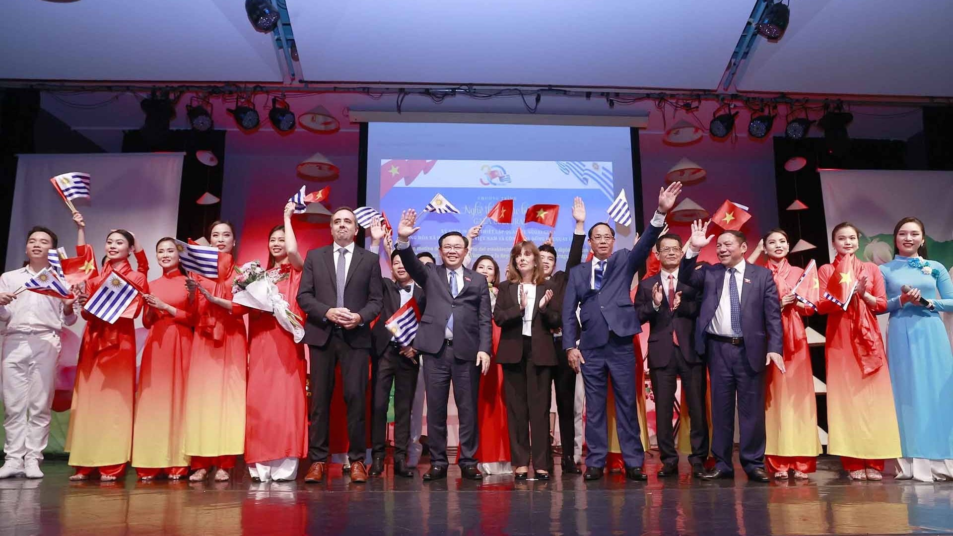 Chương trình nghệ thuật kỷ niệm 30 năm thiết lập quan hệ ngoại giao Việt Nam-Uruguay