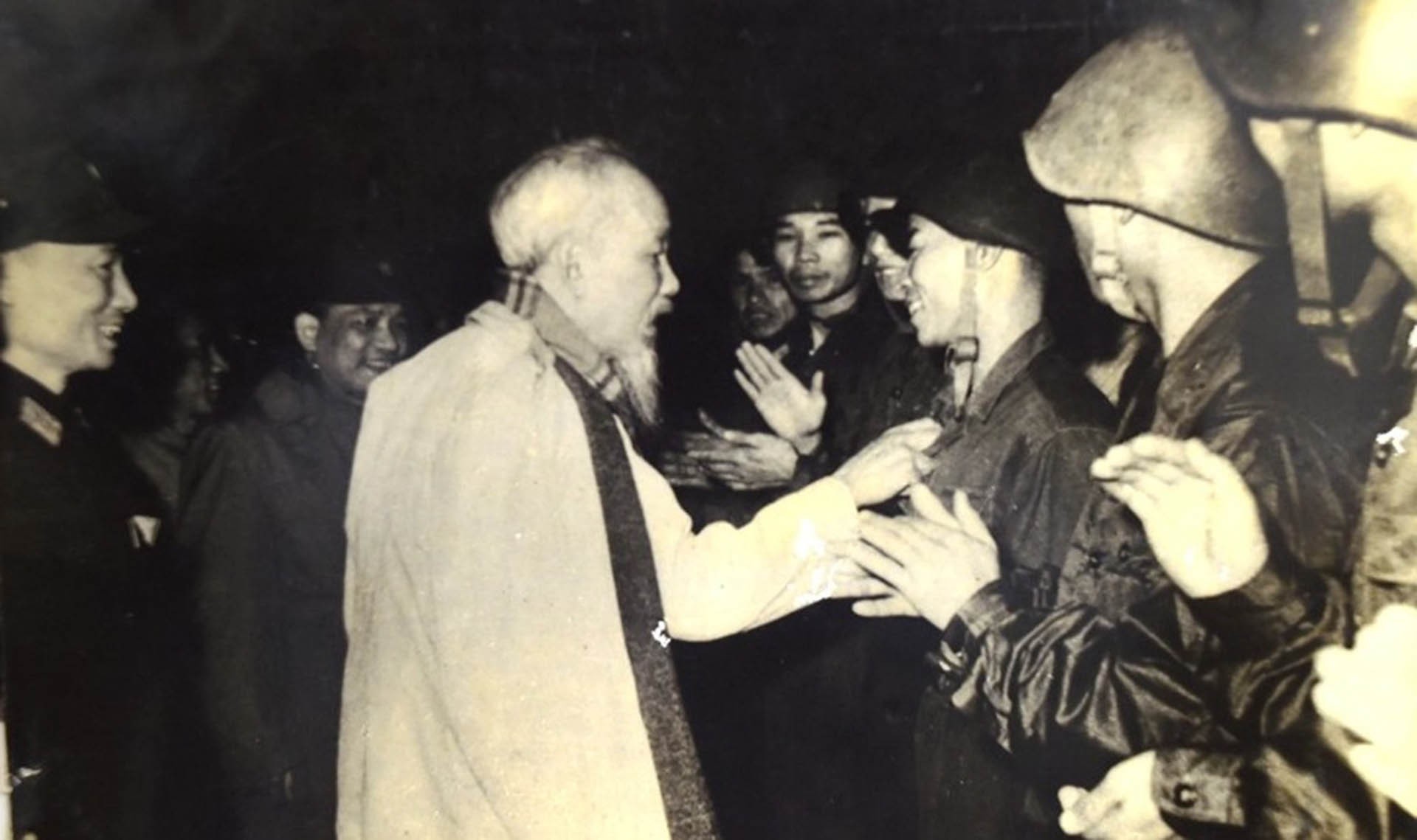Ảnh chụp Bác Hồ vào mùng Một Tết năm 1969 đến gặp một đơn vị phòng không - không quân. (Ảnh: NVCC) Ảnh chụp Bác Hồ vào mùng Một Tết năm 1969 đến gặp một đơn vị phòng không - không quân. (Ảnh: NVCC)