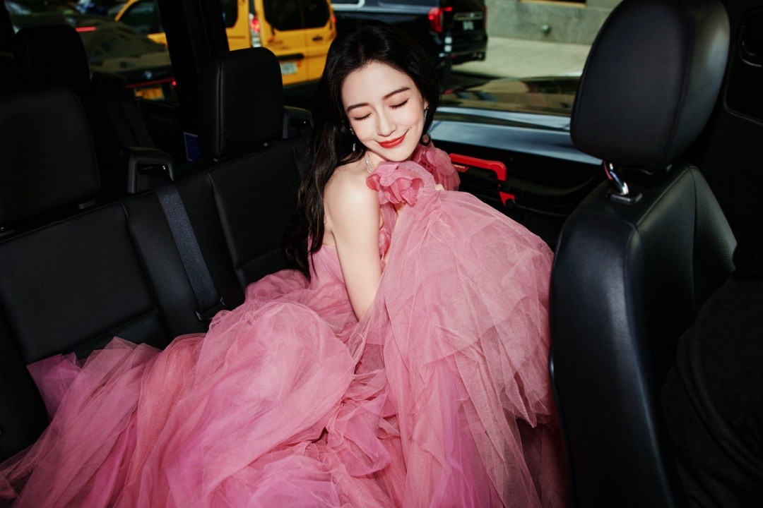 Diễn viên Angelababy dự sự kiện cùng loạt trang phục thời thượng