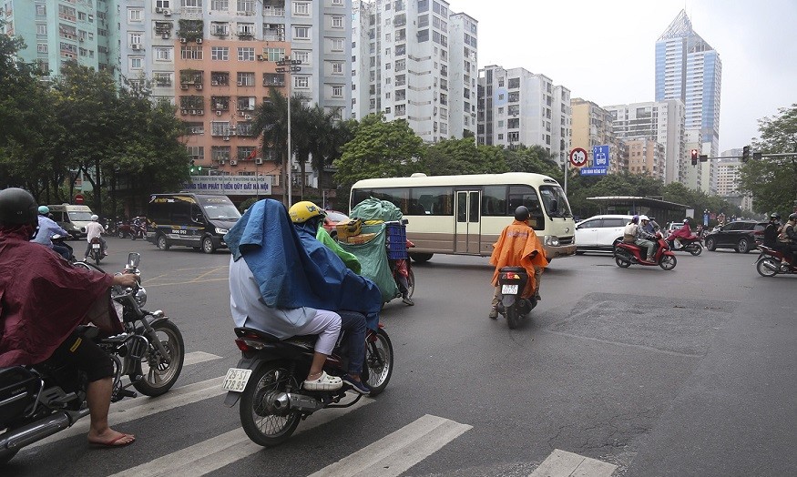 Dự báo thời tiết đêm nay và ngày mai (28-29/4): Hà Nội mưa vừa và dông; Bắc Bộ, Bắc Trung Bộ cục bộ mưa to đến rất to; phía Nam có nắng nóng