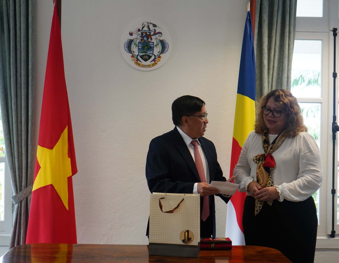 Đại sứ Việt Nam Phạm Hoàng Kim trình Thư ủy nhiệm lên Tổng thống Cộng hòa Seychelles