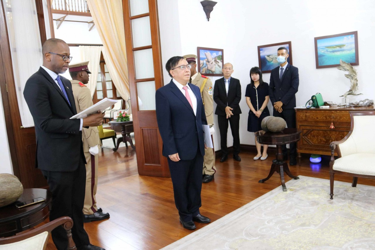Đại sứ Việt Nam Phạm Hoàng Kim trình Thư ủy nhiệm lên Tổng thống Cộng hòa Seychelles