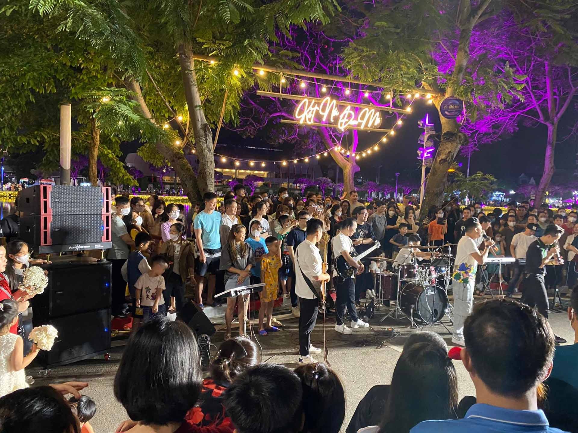 Một góc nhộn nhịp trên tuyến phố đi bộ - chợ đêm Bạch Đằng của tỉnh Hải Dương.