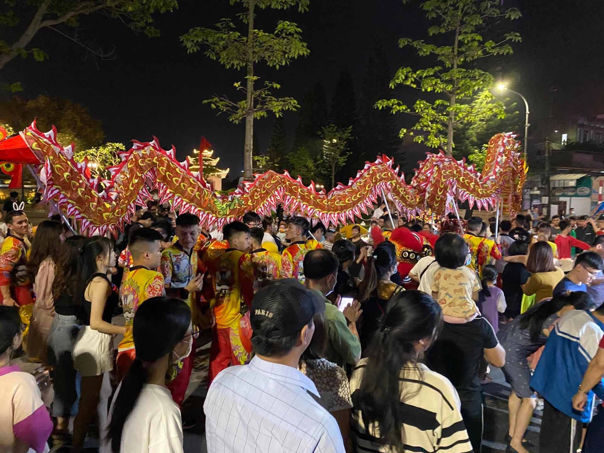 Không khí nô nức, phấn khởi của người dân trong ngày khai trương phố đi bộ - chợ đêm.