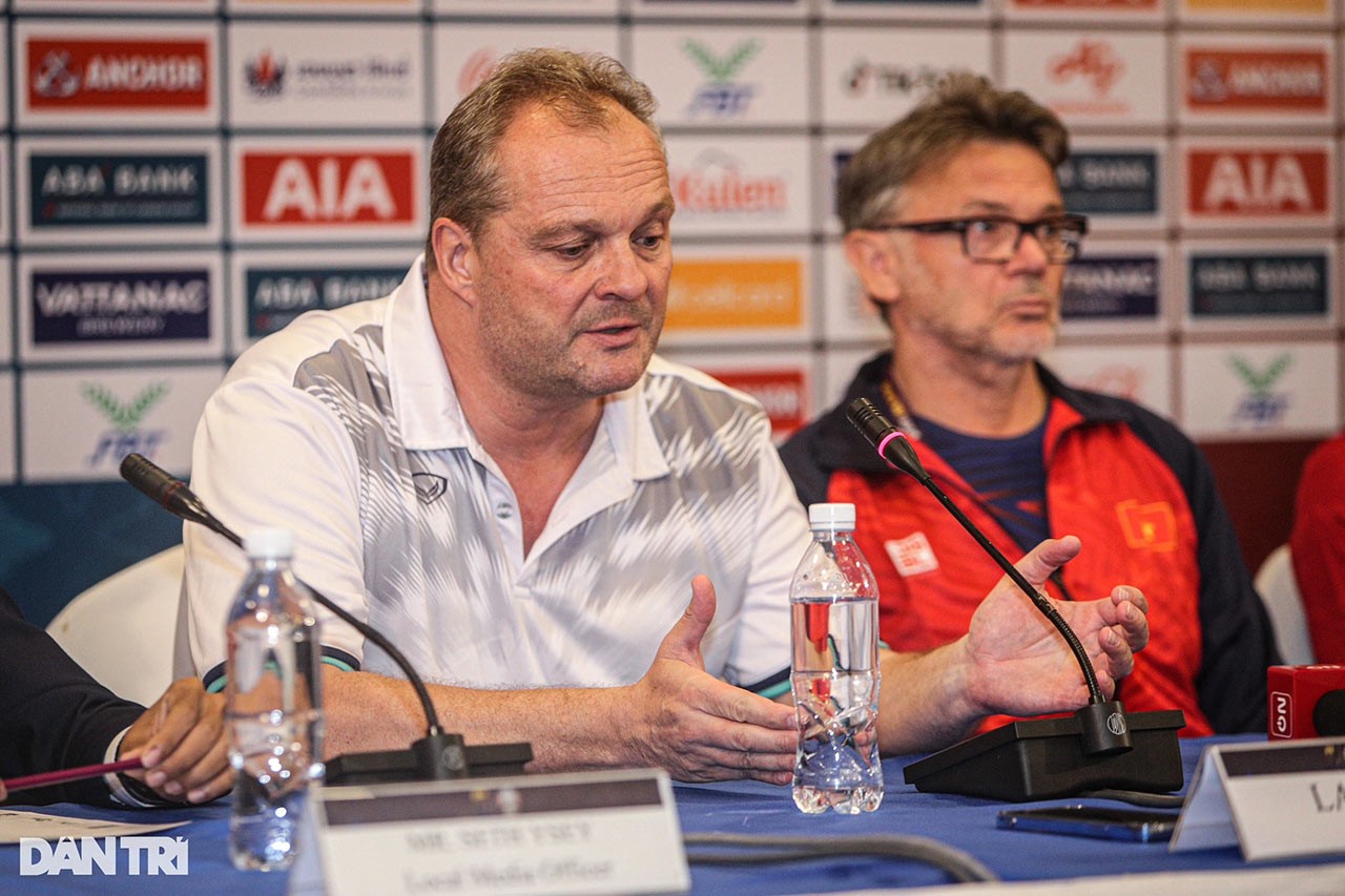 HLV  Michael Weiss của U22 Lào tham dự họp báo.