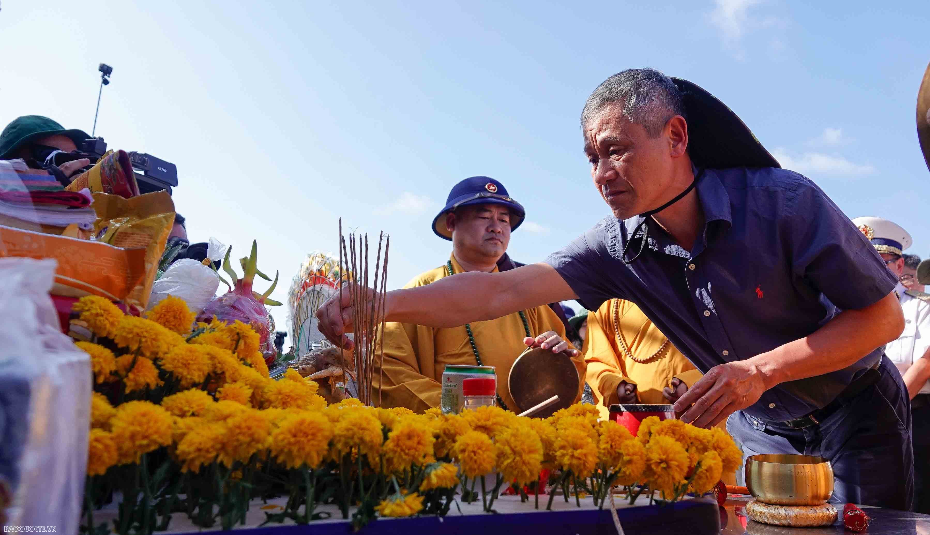 Xúc động Lễ tưởng các anh hùng liệt sĩ hy sinh tại quần đảo Trường Sa