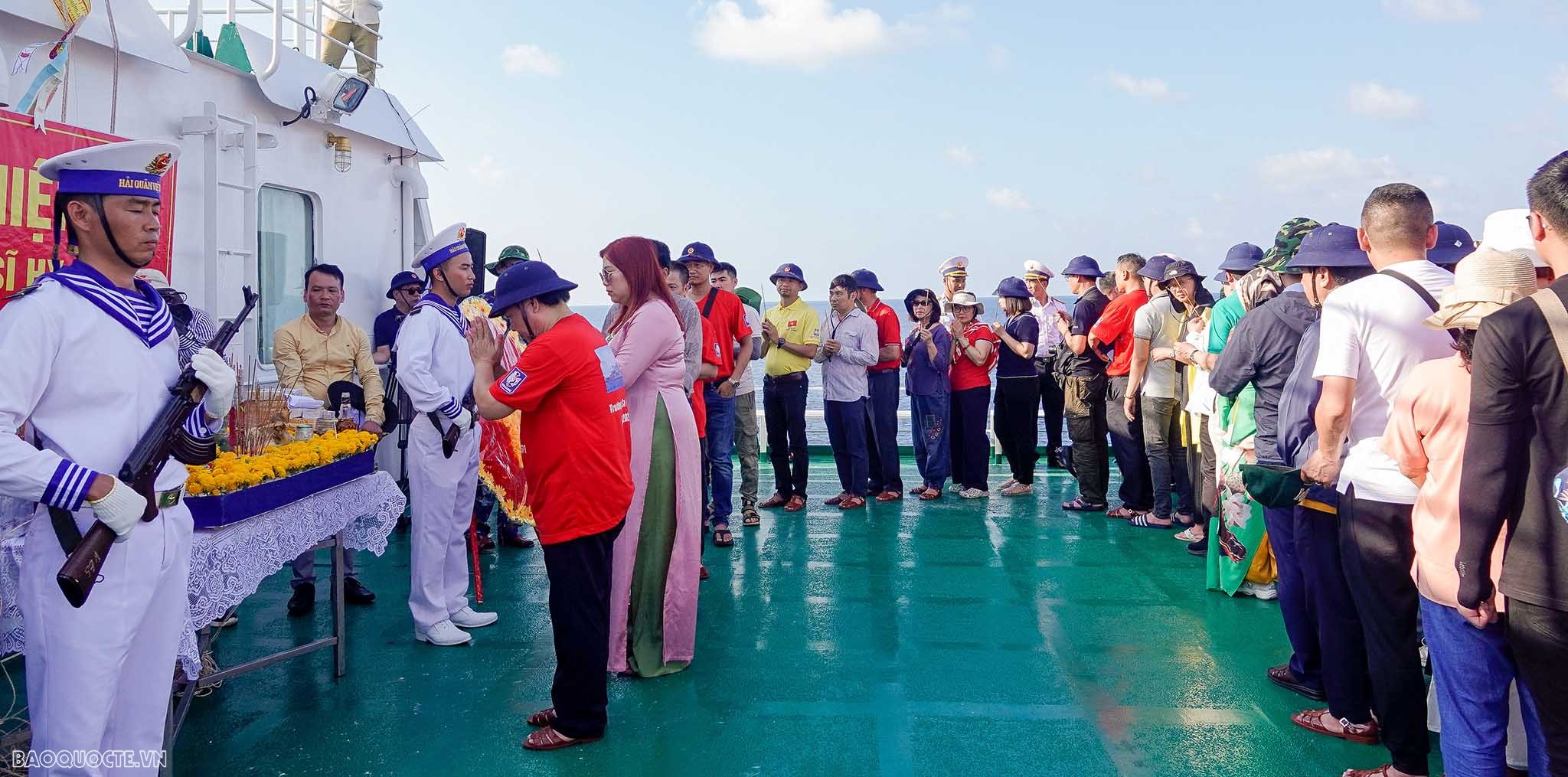 Bà con kiều bào cùng đoàn đại biểu xếp hàng dài thắp hương tưởng niệm những công lao to lớn của các chiến sĩ anh hùng của dân tộc. Bà con kiều bào cùng đoàn đại biểu xếp hàng dài thắp hương tưởng niệm những công lao to lớn của các chiến sĩ anh hùng của dân tộc.