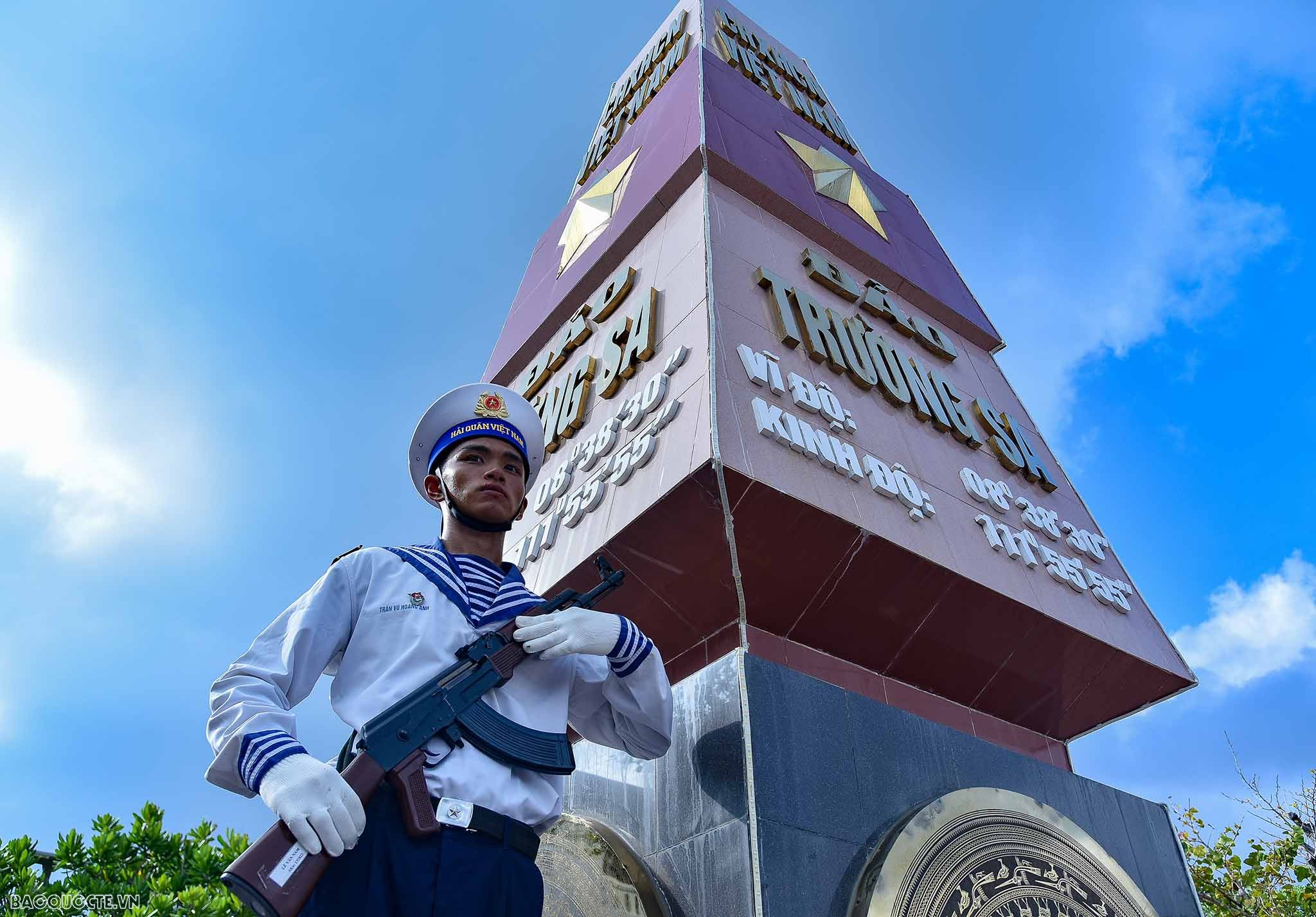 Thiêng liêng lễ chào cờ ở đảo Trường Sa