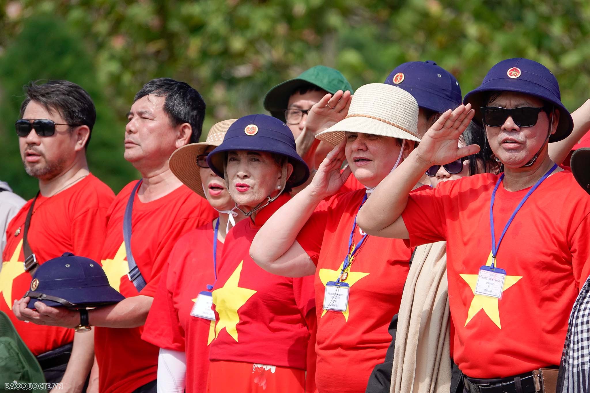 Thiêng liêng lễ chào cờ ở đảo Trường Sa