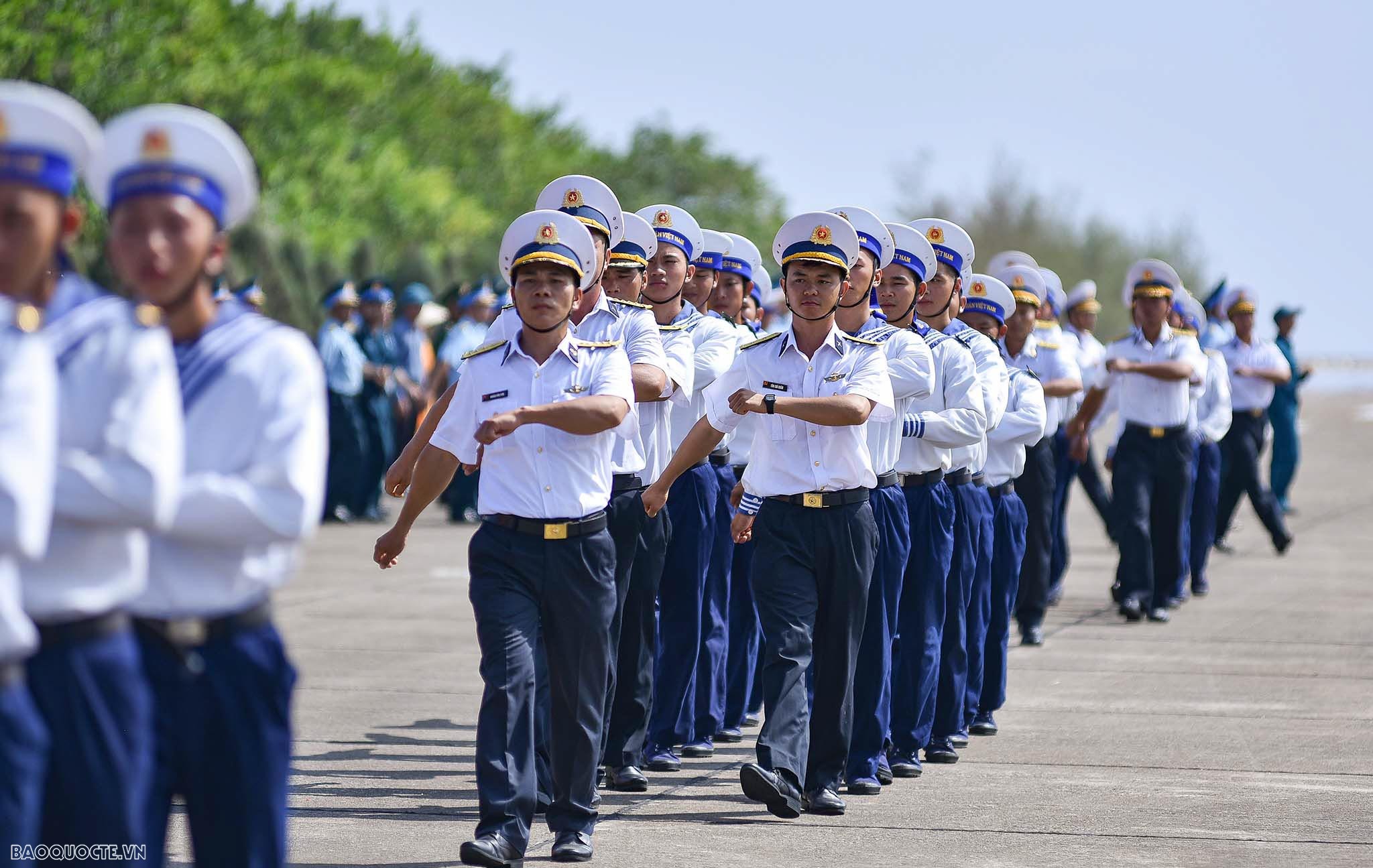 Thiêng liêng lễ chào cờ ở đảo Trường Sa