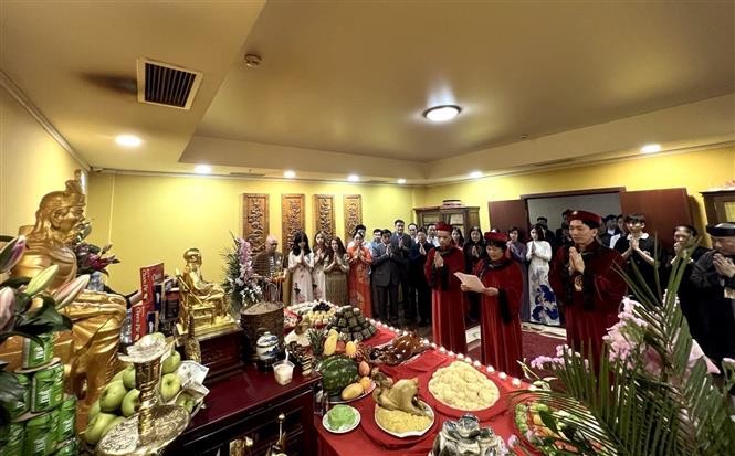 Lễ dâng hương tưởng nhớ và bày tỏ lòng biết ơn các Vua Hùng tại Moskva, LB Nga. Ảnh: Quang Vinh - Pv TTXVN tại LB Nga Lễ dâng hương tưởng nhớ và bày tỏ lòng biết ơn các Vua Hùng tại Moskva, LB Nga. Ảnh: Quang Vinh - Pv TTXVN tại LB Nga