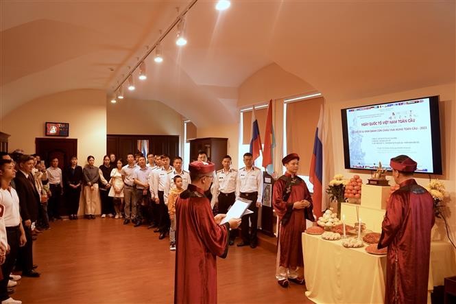 Lễ dâng hương tưởng nhớ và bày tỏ lòng biết ơn các Vua Hùng tại Saint Petersburg, LB Nga Lễ dâng hương tưởng nhớ và bày tỏ lòng biết ơn các Vua Hùng tại Saint Petersburg, LB Nga