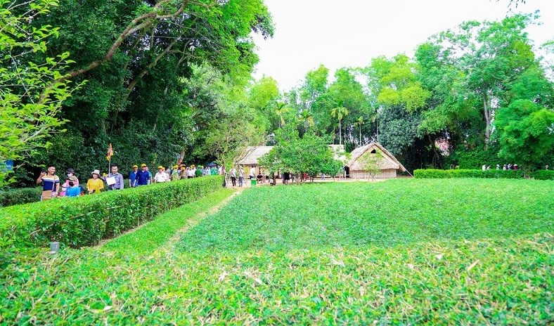 Xúc động dòng người về thăm quê Bác dịp lễ 30/4-1/5