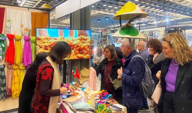   Khách quốc tế bị thu hút bới các sản phẩm thủ công mỹ nghệ đặc trưng của Việt Nam. (Ảnh: Agritrade) 