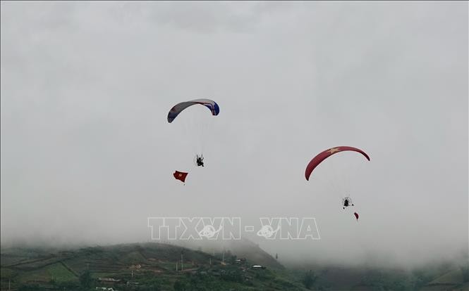 Đông đảo du khách được chiêm ngưỡng màn bay biểu diễn dù bay của các phi công. Đông đảo du khách được chiêm ngưỡng màn bay biểu diễn dù bay của các phi công.