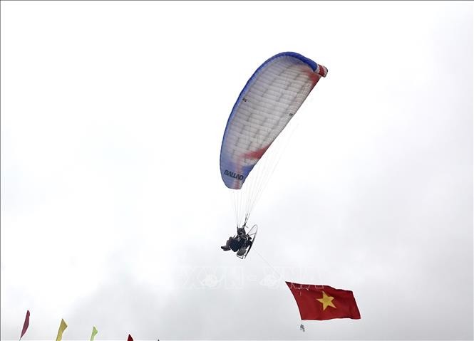 Du khách được chiêm ngưỡng màn bay biểu diễn dù bay của các phi công. Du khách được chiêm ngưỡng màn bay biểu diễn dù bay của các phi công.