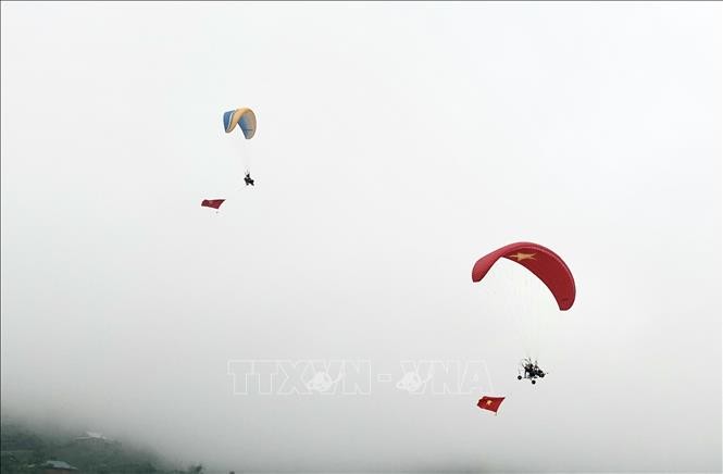 Du khách đã được chiêm ngưỡng màn bay biểu diễn dù bay của các phi công. Du khách đã được chiêm ngưỡng màn bay biểu diễn dù bay của các phi công.