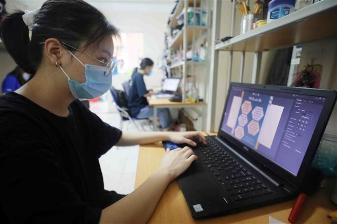 Theo một số trường đại học, sinh viên học trực tuyến sau đợt nghỉ lễ dài để phòng dịch COVID-19 cũng như tiết kiệm chi phí đi lại. Ảnh: Thanh Tùng/TTXVN. 