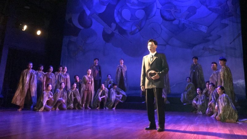 Vở ‘Người đi dép cao-su’, một biên niên sử sân khấu hào hùng