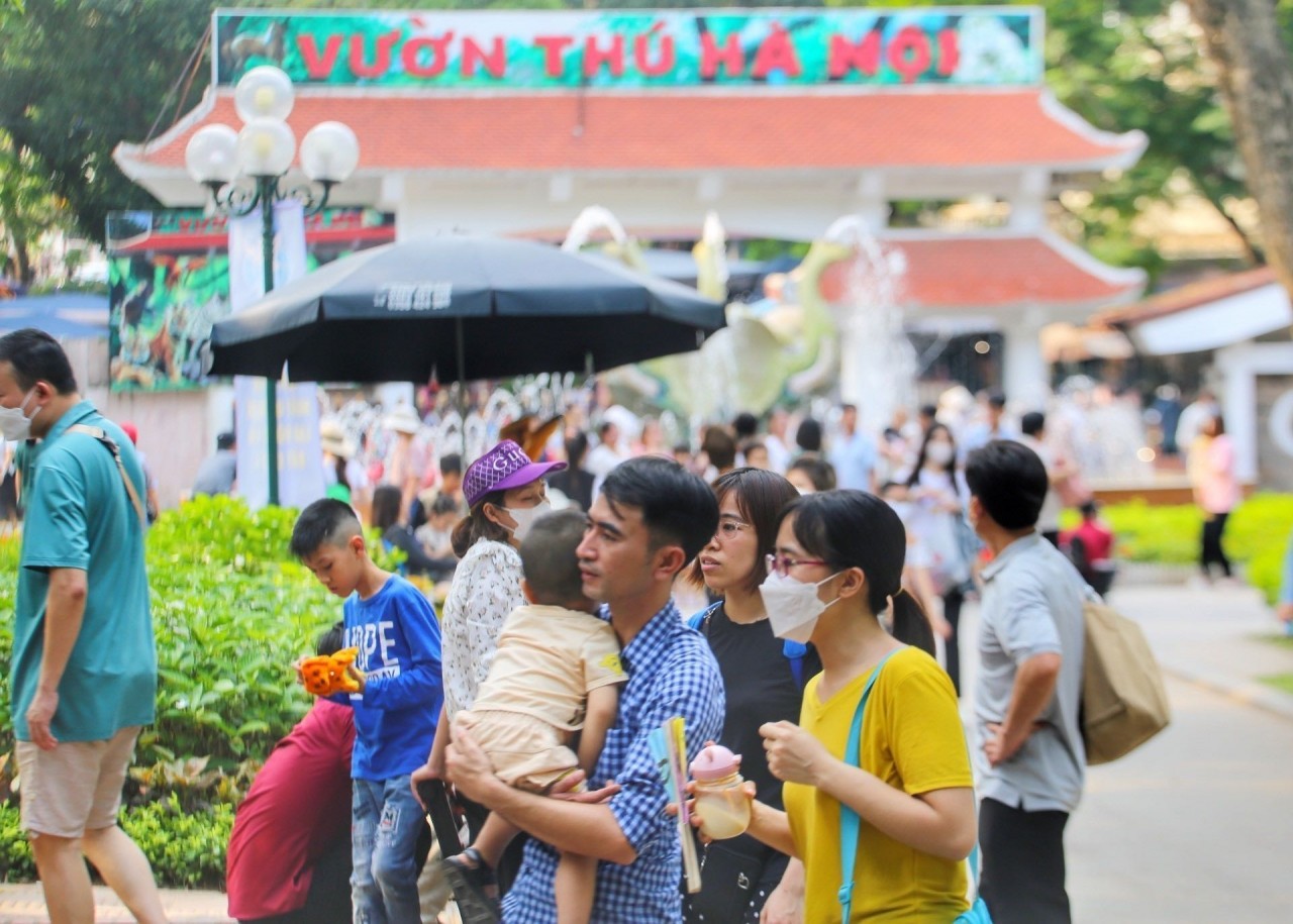 Dịp nghỉ lễ 30/4-1/5, công viên Thủ Lệ thu hút hàng nghìn lượt khách/ngày