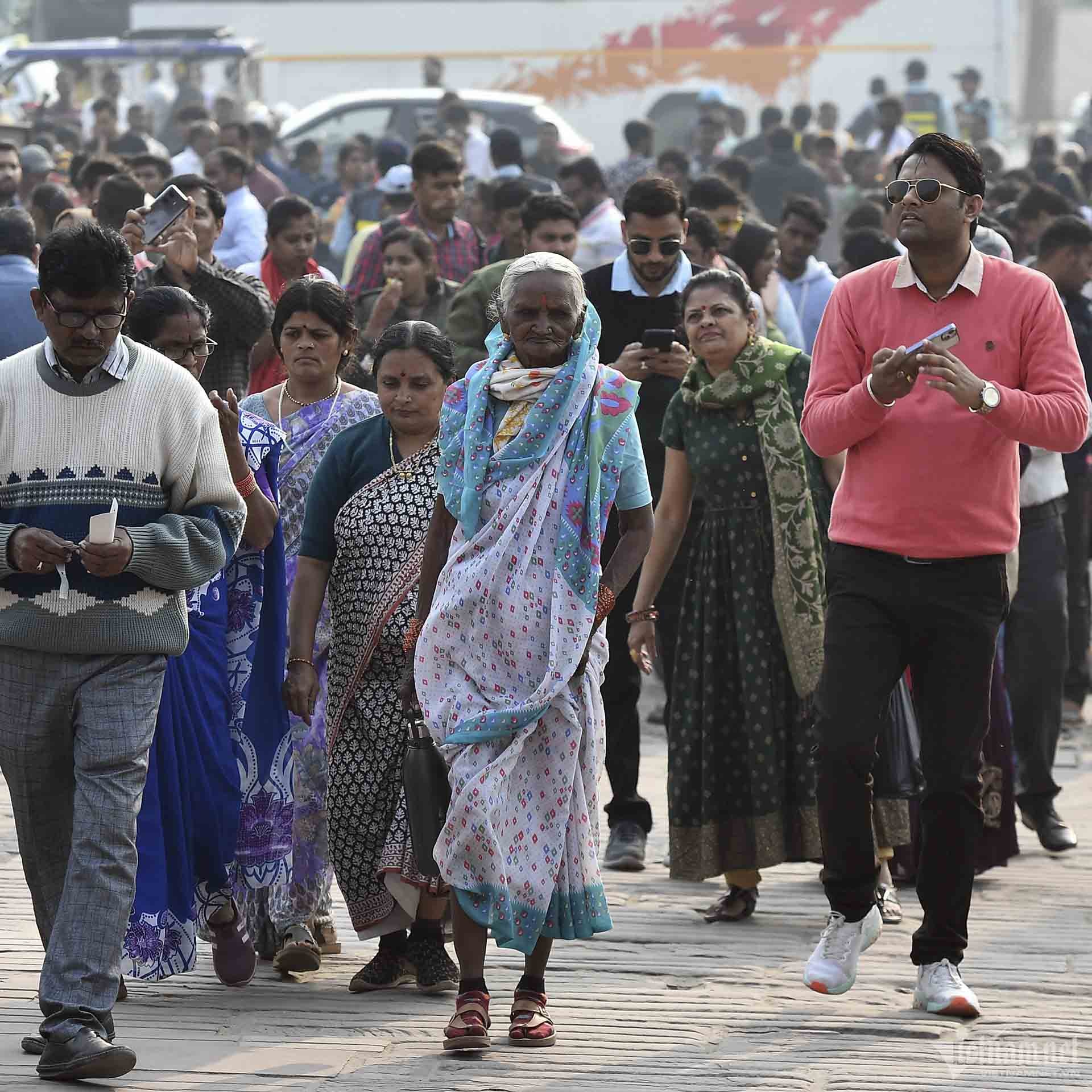 Phân tích dữ liệu mới nhất từ Liên Hợp Quốc cho thấy dân số Ấn Độ trong ngày 14/4/2023 đã đạt 1.425.782.975 người, cao hơn hàng chục nghìn người so với con số 1.425.748.032 được báo cáo từ Trung Quốc. Phân tích dữ liệu mới nhất từ Liên Hợp Quốc cho thấy dân số Ấn Độ trong ngày 14/4/2023 đã đạt 1.425.782.975 người, cao hơn hàng chục nghìn người so với con số 1.425.748.032 được báo cáo từ Trung Quốc.