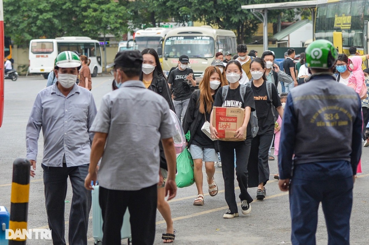 Ngày cuối kỳ nghỉ lễ 30/4 1/5, người dân tấp nập trở về Hà Nội