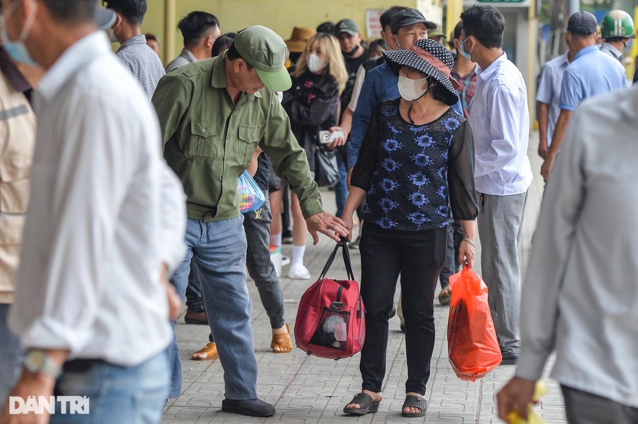 Ngày cuối kỳ nghỉ lễ 30/4 1/5, người dân tấp nập trở về Hà Nội