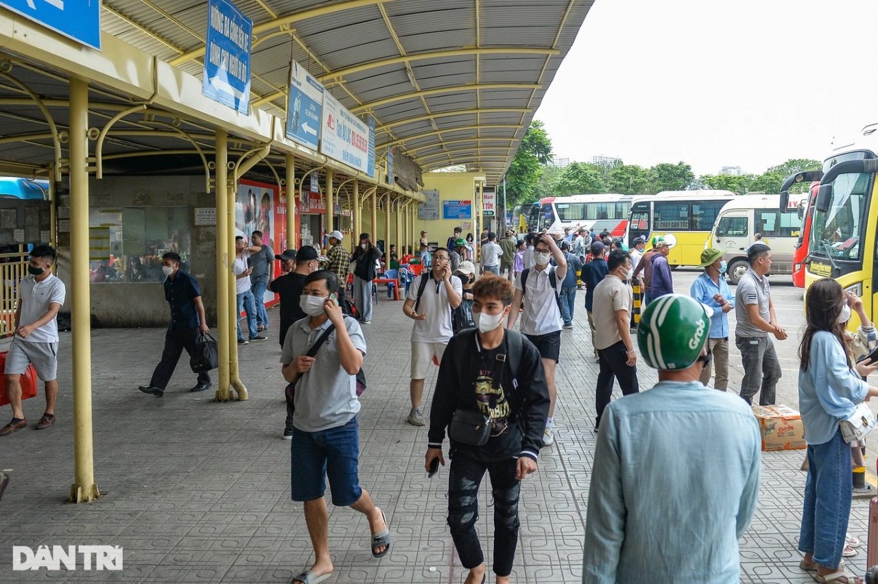 Ngày cuối kỳ nghỉ lễ 30/4 1/5, người dân tấp nập trở về Hà Nội