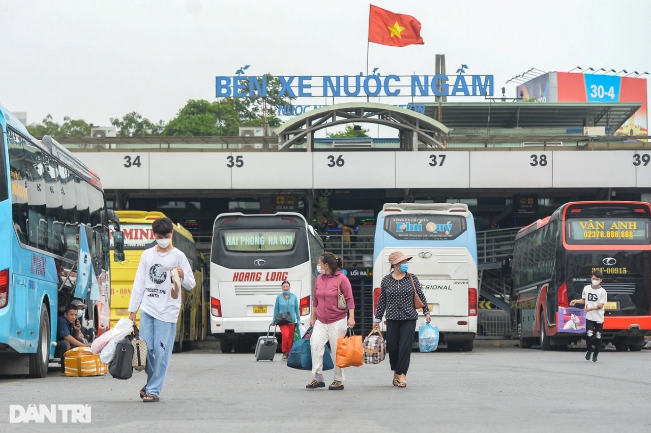 Ngày cuối kỳ nghỉ lễ 30/4 1/5, người dân tấp nập trở về Hà Nội