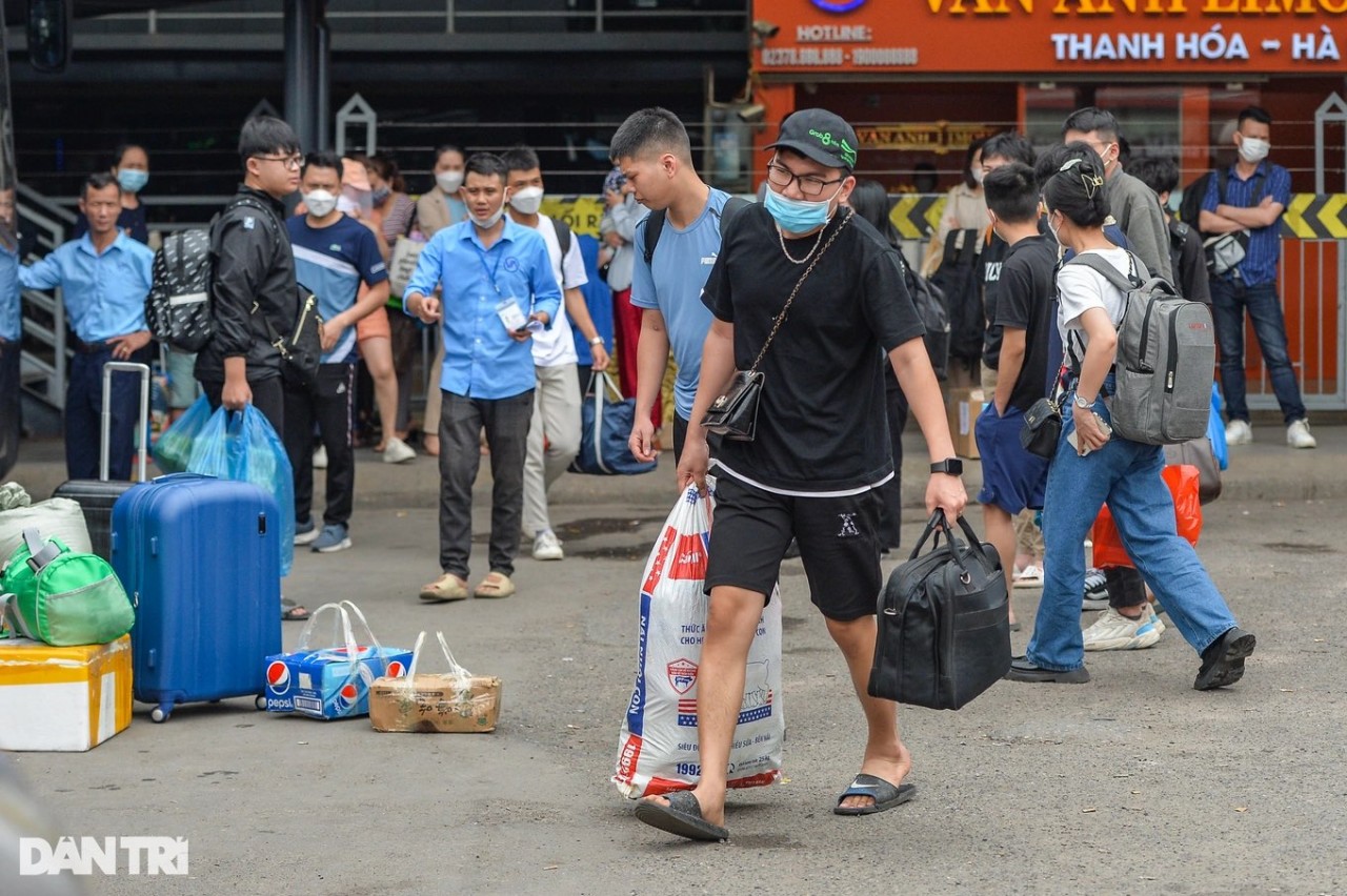 Ngày cuối kỳ nghỉ lễ 30/4-1/5, người dân tấp nập trở về Hà Nội